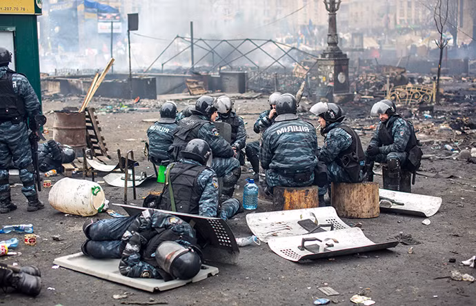 Nhóm cảnh sát Berkut tranh thủ nghỉ ngơi ở ngay Quảng trường Maidan hôm 19/2, nơi các cuộc đụng độ giữa người biểu tình và cảnh sát diễn ra.
