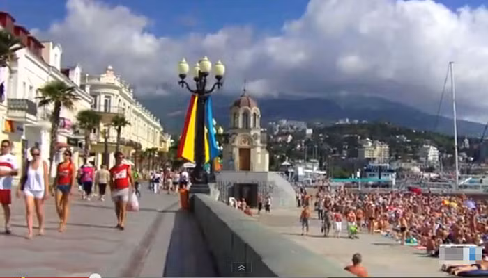 Người dân đổ xô ra bãi biển Yalta.