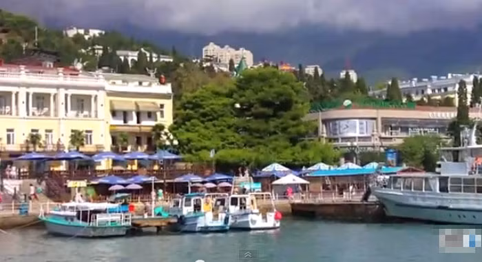 Xa xa, tàu thuyền neo đậu thong thả tại một khu vực gần khu bãi tắm trên.