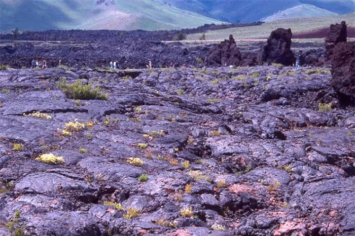  3. Khu bảo tồn và Đài tưởng niệm Quốc gia “Miệng núi lửa”, Idaho: Vùng đất rộng lớn với núi lửa và dòng dung nham cổ đại này mang tới khung cảnh rất kỳ lạ. Nó tạo nên một không gian giống như bị cô lập hoặc trên một hành tinh nào đấy.
