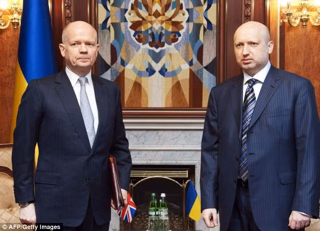 Thủ tướng tạm quyền Ukraine Olexander Turchynov và Ngoại trưởng Anh William Hague trong cuộc gặp ở Kiev hôm 3/3.