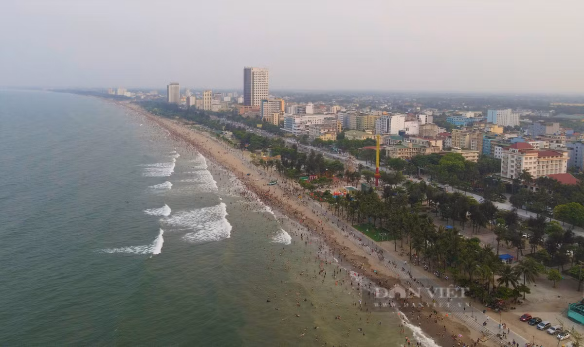 Phố biển Cửa Lò với cơ sở hạ tầng được đầu tư đồng bộ, nơi đây có hơn 300 cơ sở lưu trú cùng nhiều dịch vụ nên thu hút đông đảo du khách tìm về. Năm 2024, thị xã Cửa Lò đạt mục tiêu đón 4,15 triệu lượt khách; khách lưu trú đạt 1,45 triệu lượt; doanh thu dịch vụ du lịch đạt 4.200 tỷ đồng.