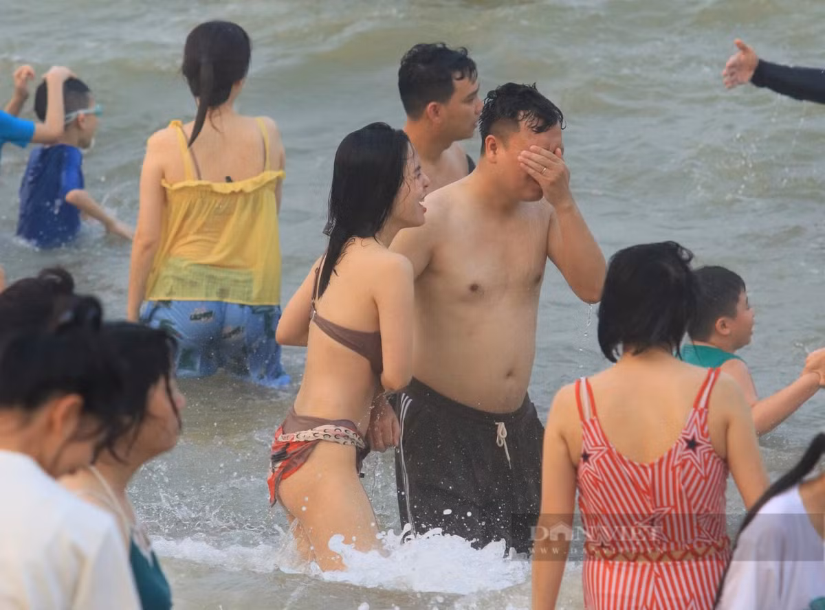 Du khách thích thú khi tắm biển Cửa Lò, hòa mình vào làn nước mát trong những ngày nắng nóng.