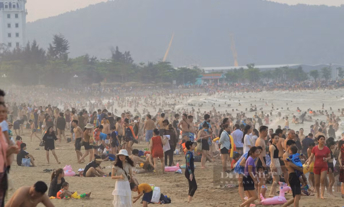 Khung cảnh thường thấy trên bãi biển Cửa Lò, Nghệ An trong những ngày nghỉ lễ.