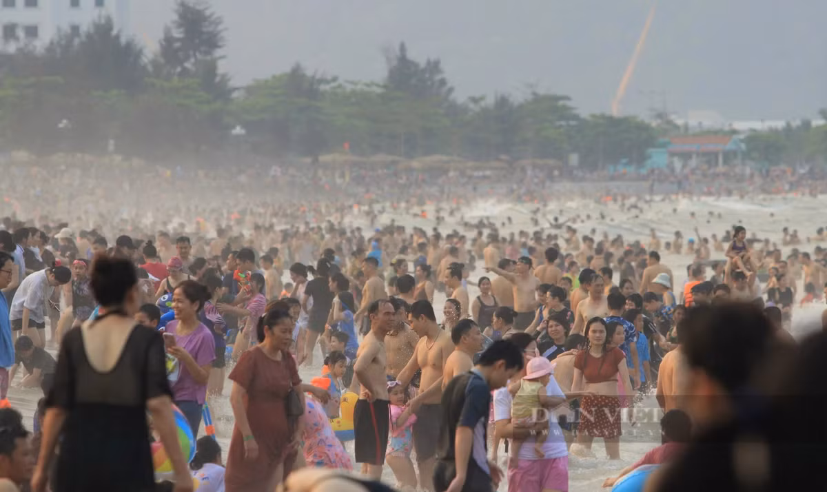Có những thời điểm bãi biển Cửa Lò đông nghịt người. Hàng vạn du khách chen chân tắm biển.
