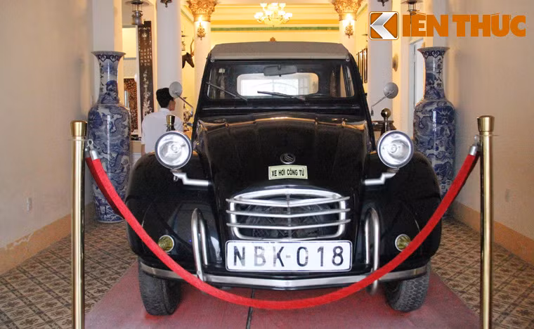 Ngay khi vừa bước vào nhà, du khách đã nhìn thấy chiếc xe hơi biển số "9 nút" vị công tử Bạc Liêu từng sử dụng hơn 100 năm trước vẫn còn bóng loáng.
