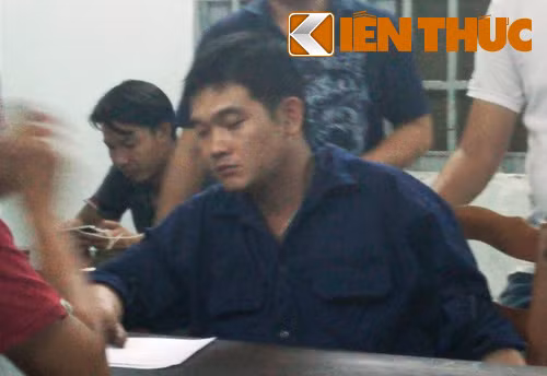 Đối tượng Đỗ Thanh Tú (áo xanh đen) khi bị công an quận 9 thực hiện quyết định bắt giữ khẩn cấp về hành vi giết người.