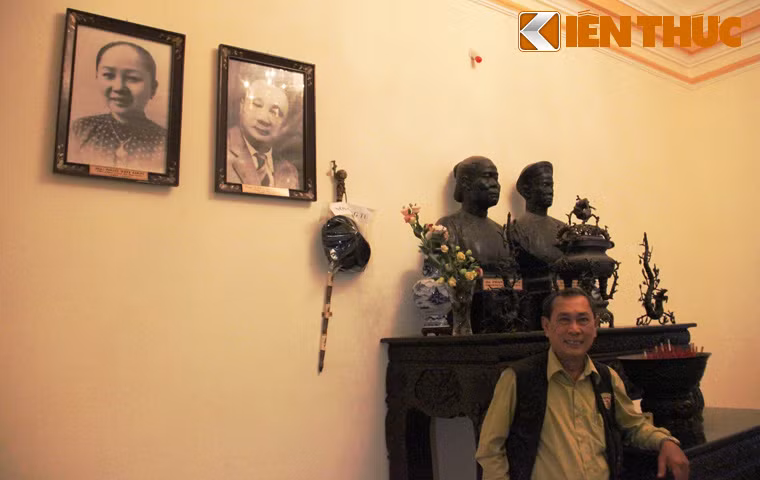 Ông Trần Trinh Đức (một trong 10 người con của công tử Bạc Liêu có những tên: Lưỡng, Hiếu, Thảo, Nhơn, Đức, Hoàng, Toàn, Trinh, Nữ và một cậu con trai khác với người vợ Tây) đang đứng trước bàn thờ ông bà nội (ông bà Hội đồng Trạch). Phía bên góc trái là di ảnh song thân ông Đức, ông Trần Trinh Huy (công tử Bạc Liêu) và bà Ngô Thị Đen (vợ cả ông Huy) tại di tích nhà công tử Bạc Liêu. Hiện ông Đức được giao nhiệm vụ trông coi, tiếp đón du khách đến tham quan.