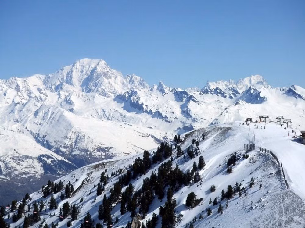 Dãy Alps phía bên nước Pháp có nhiều khu nghỉ dưỡng trượt tuyết nổi tiếng nhờ khung ngoạn mục.