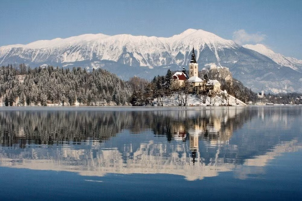 HồBled (Slovenia) là điểm tham quan hút khách vào mùa thu và mùa đông.