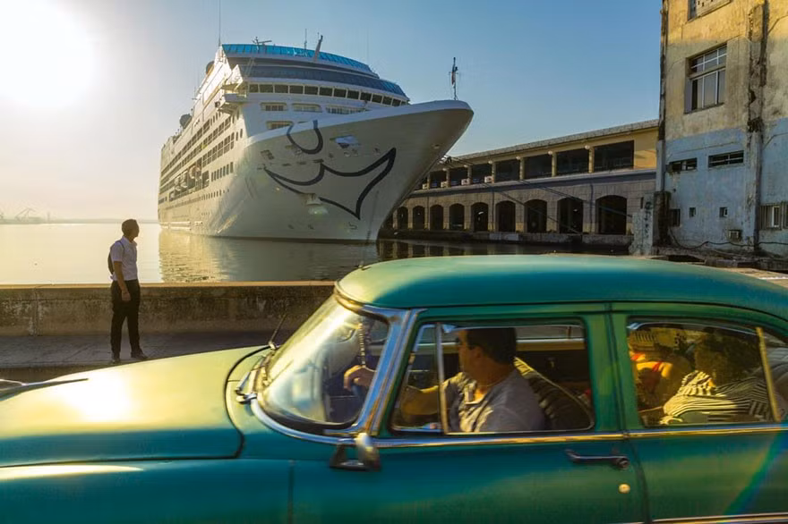 Tháng 5, du thuyền Mỹ đầu tiên cập cảng vịnh Havana (Cuba) -biểu tượng của sự thay đổi.