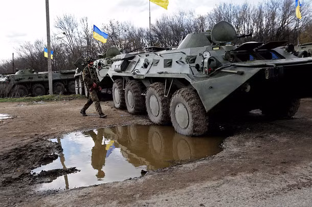 Các binh sĩ Ukraine hành quân ở gần Izyum, tỉnh Kharkov hôm 15/4.