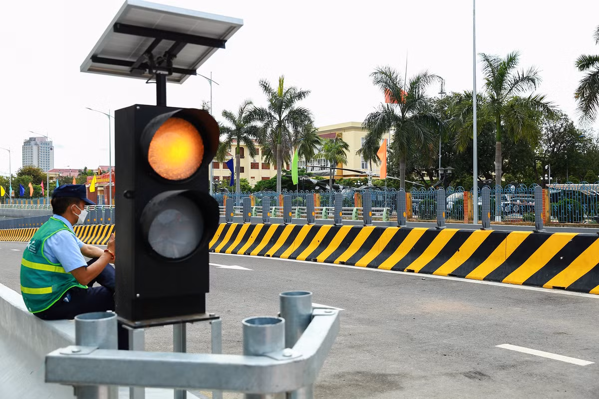 Tại các vị trí lên và xuống hầm có hệ thống đèn tín hiệu và lan can cố định để phân định 2 làn riêng biệt.