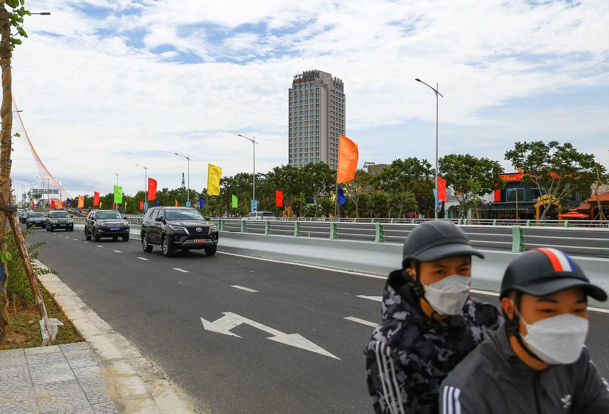 Ngay sau lễ khánh thành, đoàn ôtô của lãnh đạo Đà Nẵng đã lưu thông qua nút giao. Công trình có tổng mức đầu tư hơn 720 tỷ đồng, được khởi công ngày 29/3/2020.