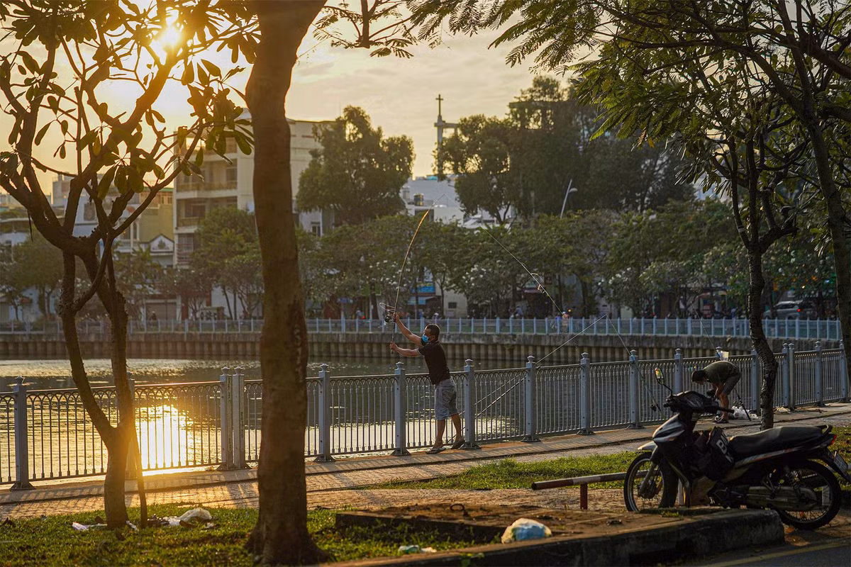 Hy vọng, mỗi chiều, người dân đi dạo, tập thể dục không phải né tránh những cần thủ như thế này. 