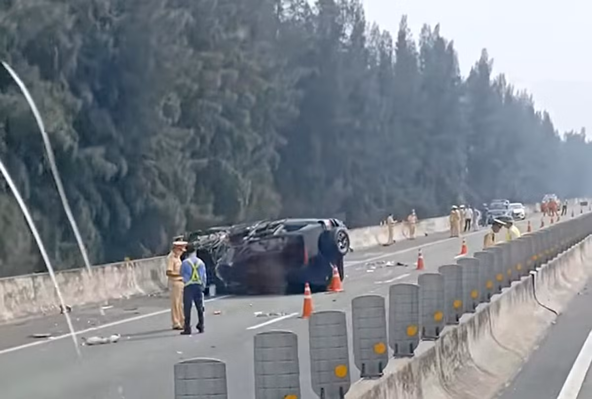 Tai nạn khiến 3 người ngồi trên xe gồm: ông Lê Hòa Bình, Phó Chủ tịch thường trực UBND TP HCM tử vong; tài xế Nguyễn Quang Vinh và ông Dương Tấn Trước (SN 1981) bị thương nặng.