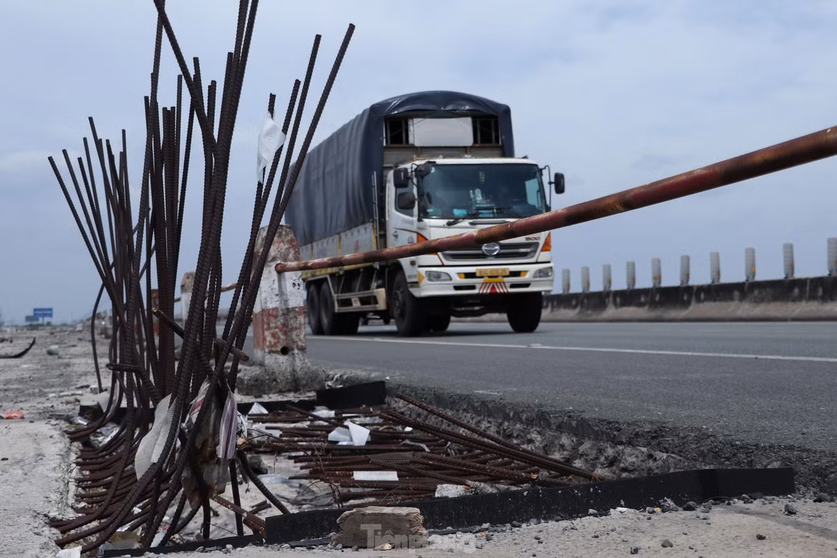 Trong khi đó, dọc tuyến cao tốc có những đoạn đang thi công dang dở rồi tạm dừng thời gian dài, các mố sắt nhô cao phơi mưa nắng lâu ngày hoen gỉ, gây nguy hiểm cho người và phương tiện tham gia giao thông.