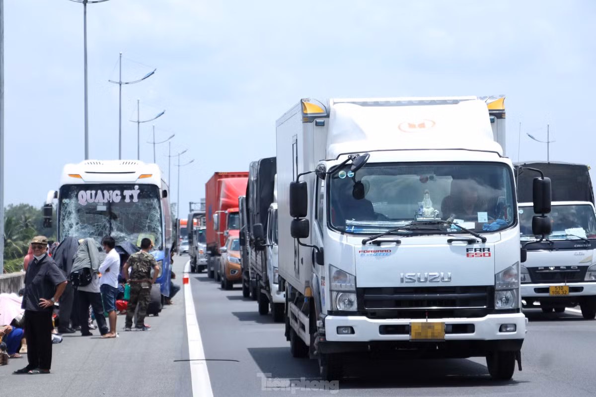 Do lưu lượng phương tiện đông nên mỗi khi xảy ra sự cố, tai nạn giao thông dễ gây ra ùn tắc, các phương tiện nối đuôi nhau xếp hàng dài trên cao tốc.
