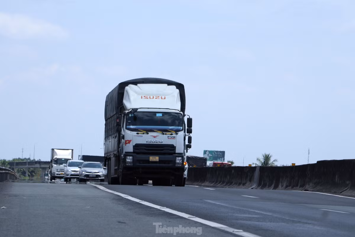 Mặt đường nhiều đoạn cũng bị hư hỏng, gợn sóng nhấp nhô.