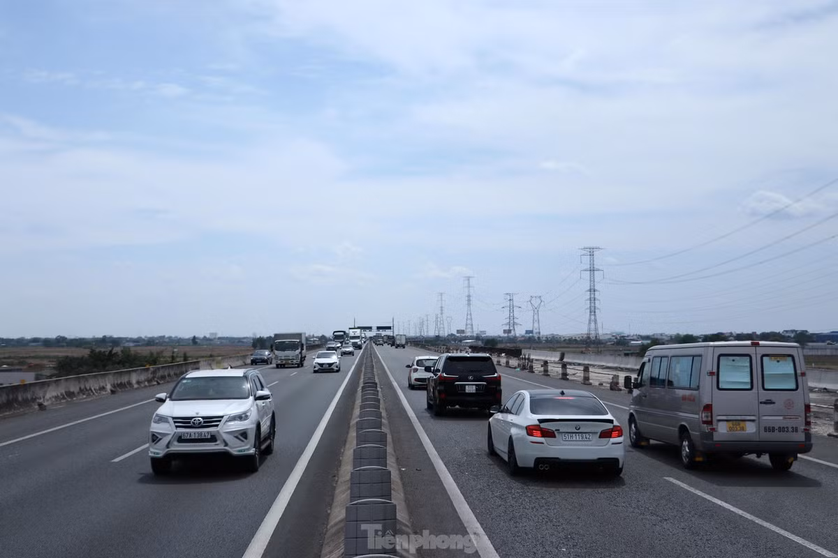 Cục Quản lý đường bộ 4 (Tổng cục Đường bộ, Bộ GTVT) cho hay, sau khi dừng thu phí, đường cao tốc TPHCM – Trung Lương có hàng chục nghìn lượt xe lưu thông mỗi ngày, cao điểm lên đến 50.450 xe/ngày.