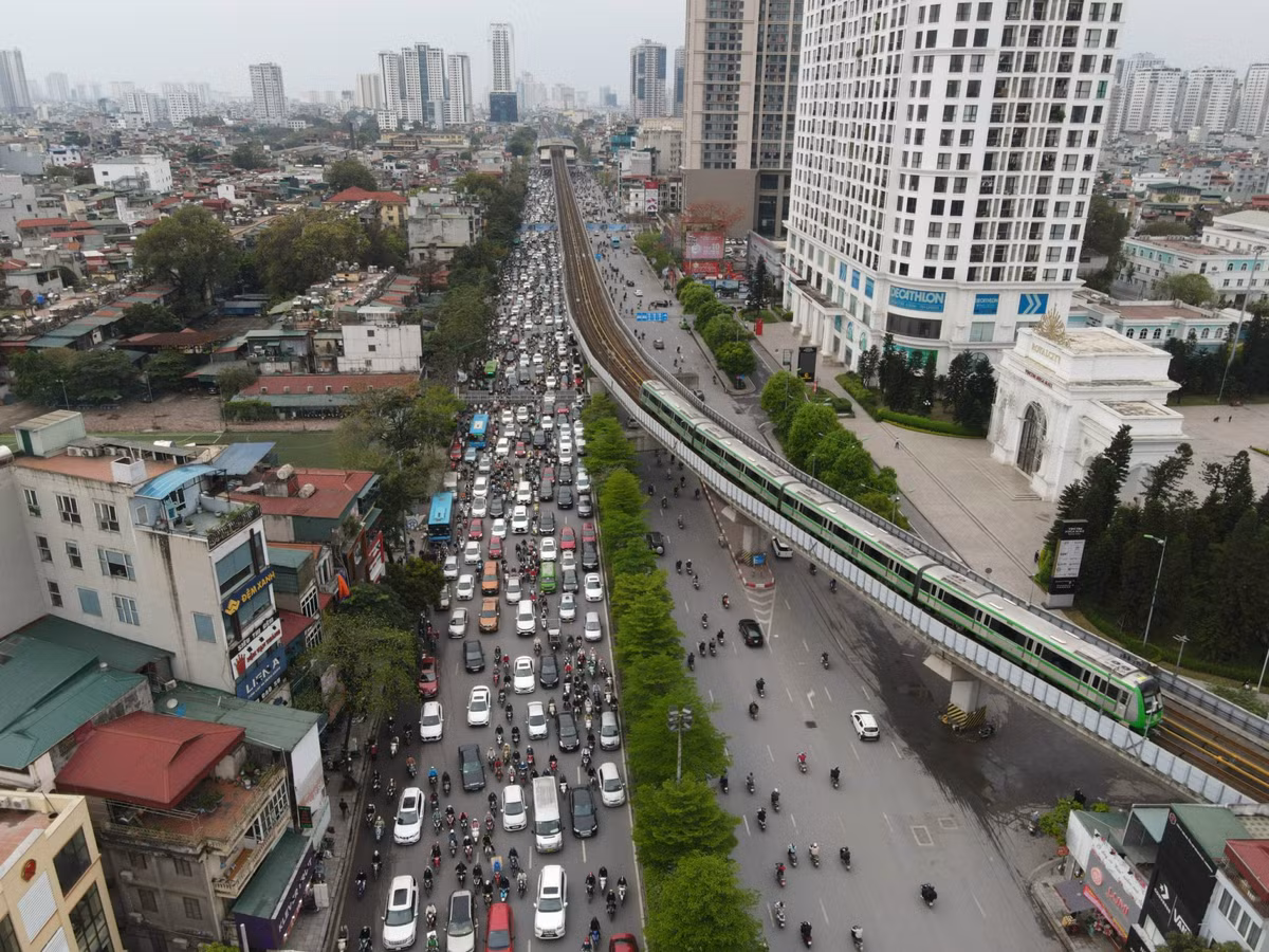 8h, khu vực Ngã Tư Sở (quận Đống Đa) vẫn xảy ra ùn tắc. Dọc đường Nguyễn Trãi, các phương tiện nhích từng chút chờ lên cầu vượt.