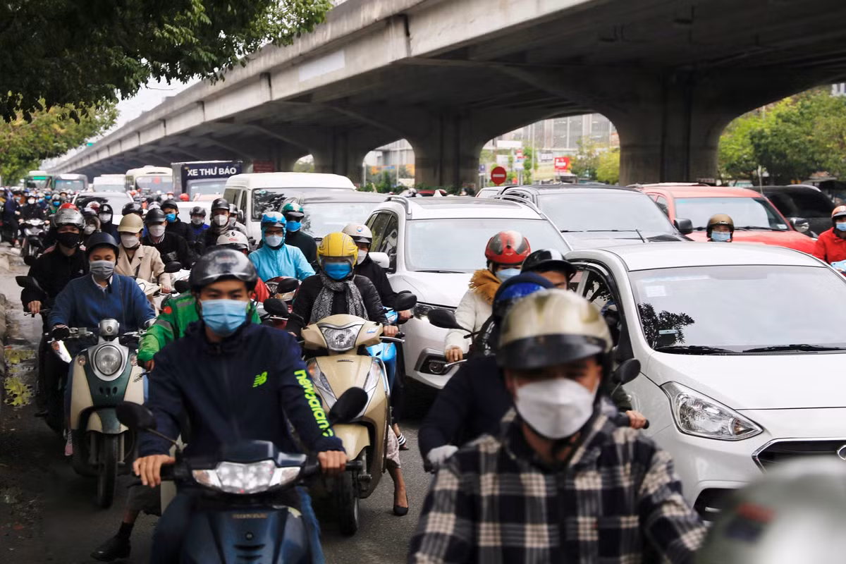 8h, các phương tiện đi lại khó khăn qua nút giao Nguyễn Xiển - Khuất Duy Tiến. “Hàng ngày, tôi mất 30 phút để di chuyển qua đây mặc dù đoạn đường không quá xa”, người đàn ông mặc áo xanh chia sẻ.