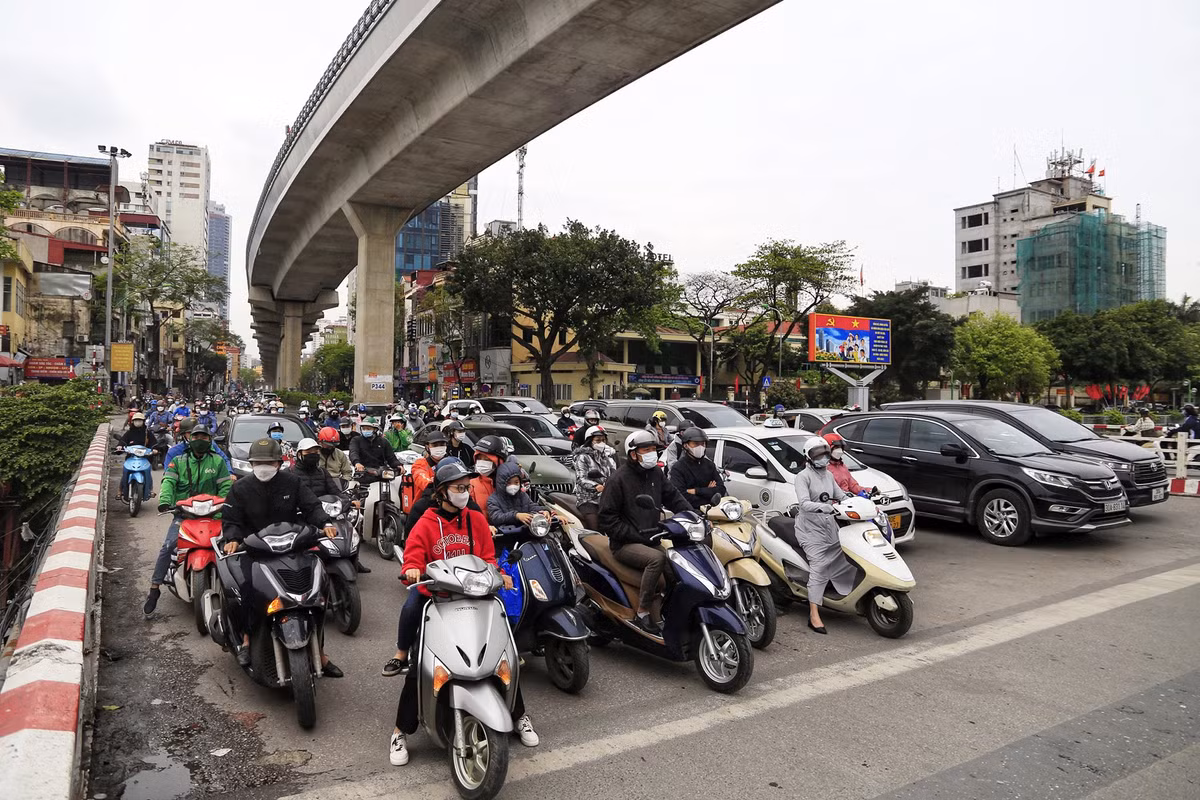 9h, đường Cầu Giấy hướng về Kim Mã, xe cộ vẫn ùn ứ tại nhiều đoạn.