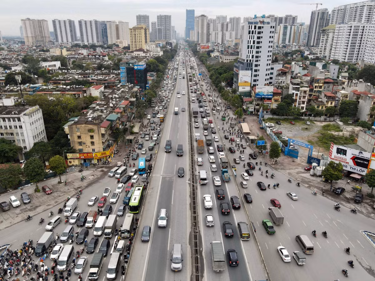 9h, đường vành đai 3 đoạn từ Phạm Hùng hướng về Mai Dịch vẫn ùn tắc, các phương tiện di chuyển rất chậm.
