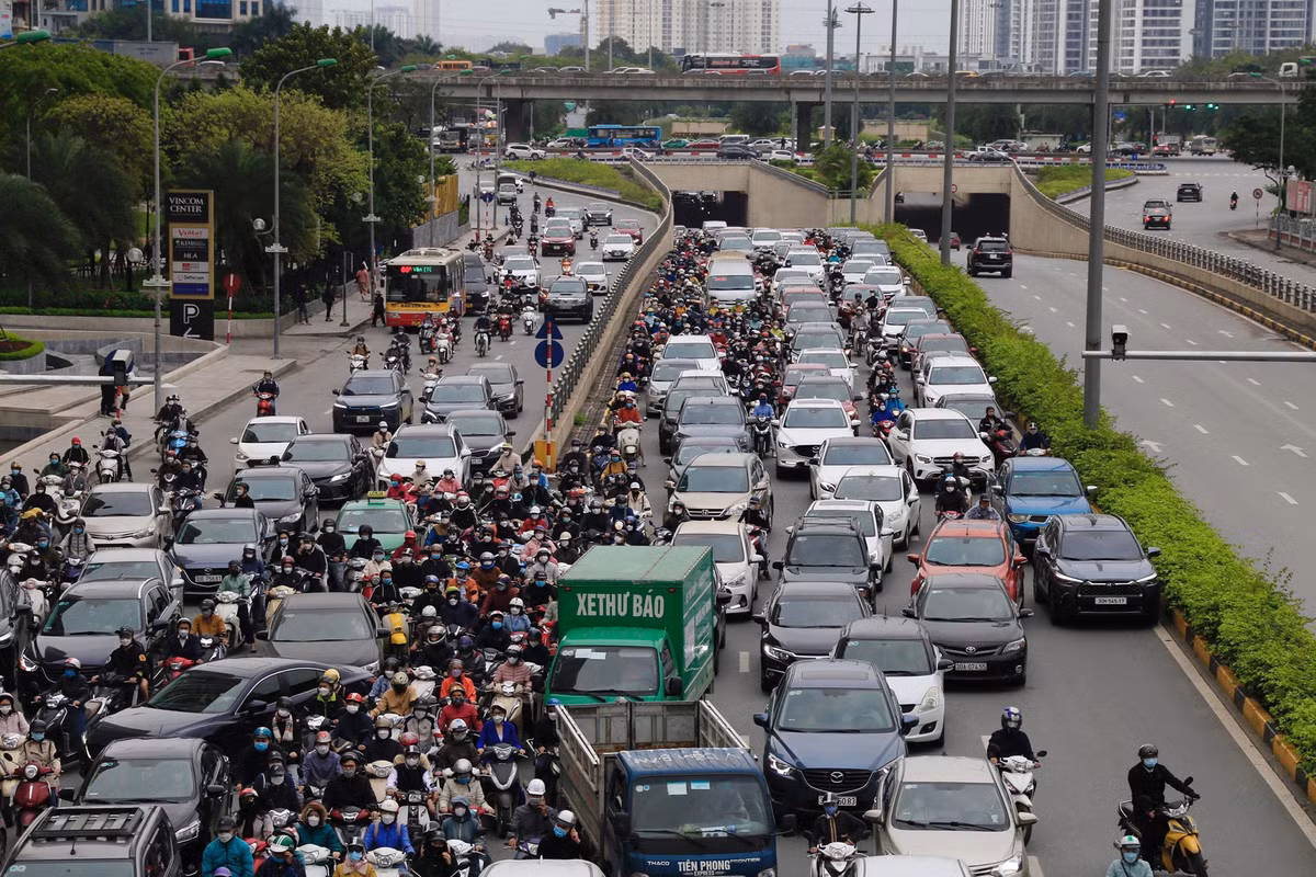 8h20, tại khu vực hầm chui đại lộ Thăng Long ở nút giao Trần Duy Hưng.