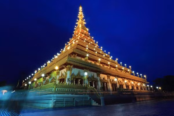 Một đền thờ phật giáo dát vàng lộng lẫy ở Thái Lan.