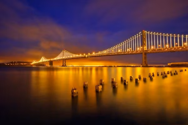 Vẻ đẹp huyền ảo, lộng lẫy của cầu Vịnh Oakland, San Francisco, Mỹ nhờ được thắp sáng bởi 25.000 bóng đèn LED.