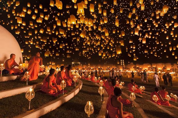 Ánh nến từ hàng nghìn chiếc đèn lồng trong lễ hội Yi Peng ở Thái Lan thắp sáng bầu trời đêm.