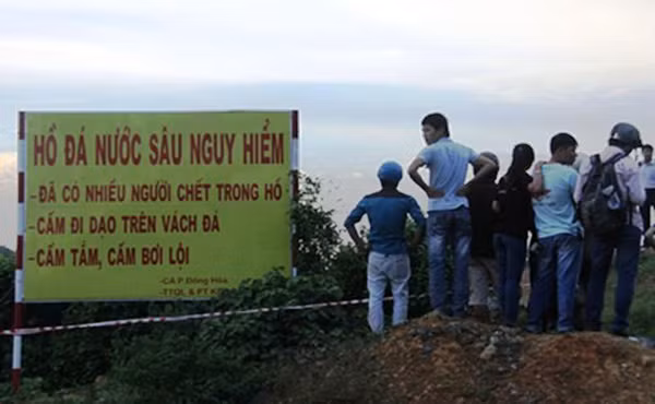 Dù chính quyền địa phương, BGĐ làng Đại học Quốc gia đã lập hàng rào, đặt nhiều biển cảnh báo nhưng vẫn còn rất nhiều người bất chấp, phá rào đi vào...