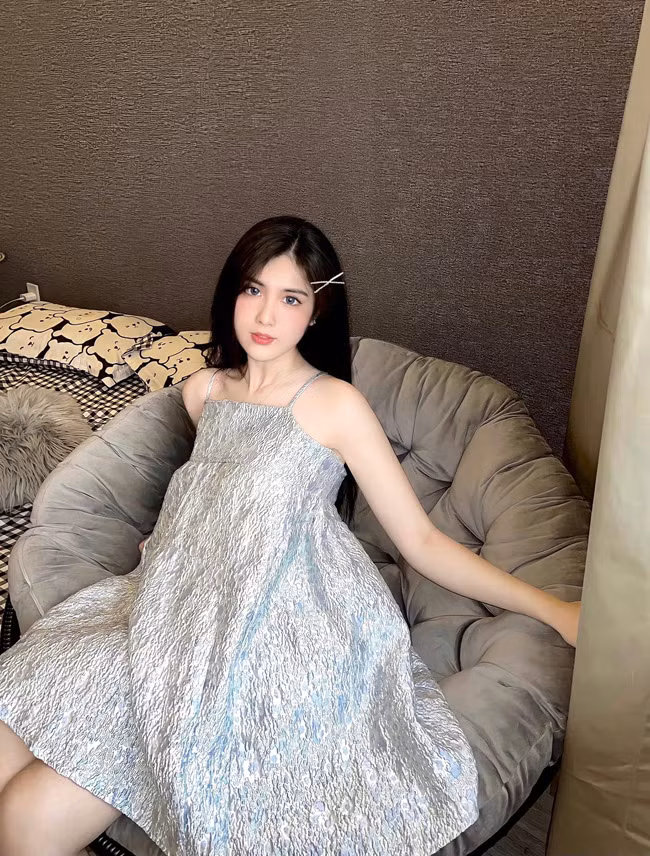 Cô nàng sở hữu gương mặt xinh như thiên thần và vóc dáng gợi cảm.