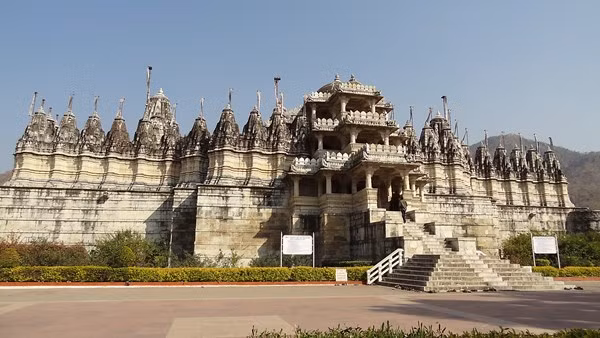 7. Ranakpur Temple , Ấn Độ. Tên đầy đủ là The Chaturmukha Jain Temple of Ranakpur, được xây dựng vào thế kỷ 15. Đền Ranakpur là một trong năm công trình tôn giáo quan trọng nhất của Đạo Jain. Ranakpur gồm bốn cửa vào, 4 đại sảnh, 4 đền chính, 67 mái vòm và 1.444 cột chống cẩm thạch được trang trí công phu. Ảnh: Ranakpur tọa lạc ở thung lũng hẻo lánh Arvallis (cách thành phố Udaipur 95km).