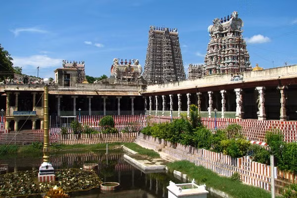 6. Meenakshi Amman Temple, Ấn Độ. Đền Meenakshi Amman được xây dựng để thờ phượng Nữ thần Meenakshi và Chúa tể Sundareswarer, tọa lạc tại thành phố Madurai. Tương truyền, ai tắm trong chiếc ao Sen Vàng trong khuôn viên đền vào ngày rằm sẽ nhận được nhiều may mắn. Ảnh: Nếu trang phục không kín đáo, khách không được phép vào đền Meenakshi Amman.