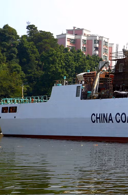Cận cảnh đuôi boong đáp trực thăng có nét rất giống với thiết kế đuôi Type 056.