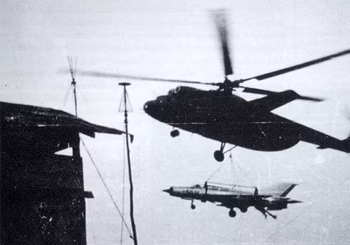 Trực thăng Mi-6 cẩu máy bay MiG-21 đi sơ tán.