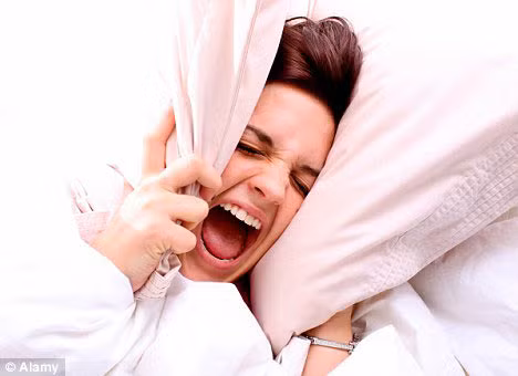 Tuy nhiên theo quan niệm cổ xưa trong dân gian, chiêm bao thấy răng phần lớn là điềm không may: Thấy mình nhổ một cái răng là gặp xui xẻo buồn bực. Thấy mình nhờ người nhổ một cái răng thì người nhổ cho mình là người sắp chết. Thấy mình nhổ răng cho người là có người làm nhục mình.