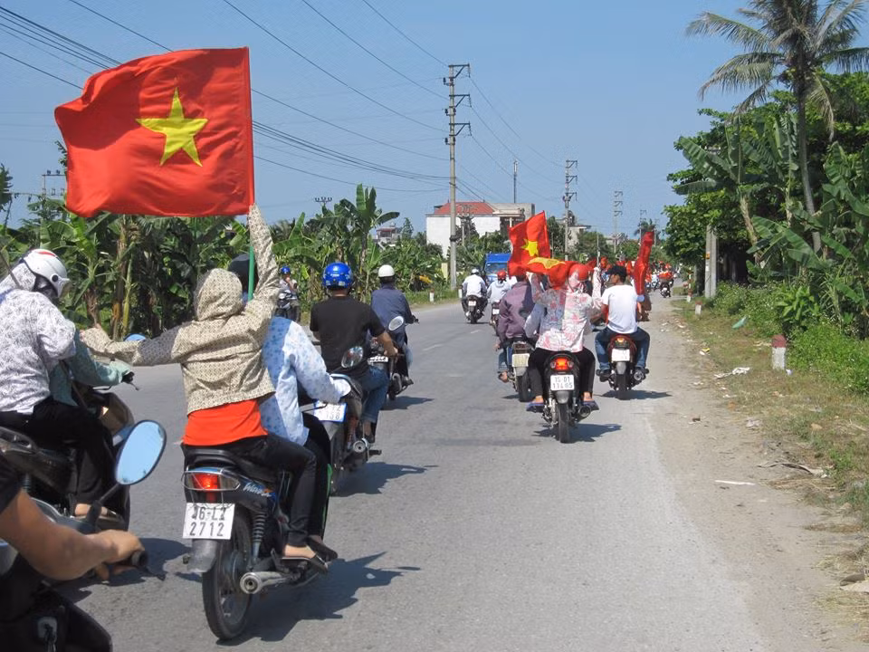 Sau đó, một tốp công nhân thuộc huyện Ninh Giang, tỉnh Hải Dương đã hợp thành với tốp công nhân Thái Bình. Các công nhân dùng xe máy di chuyển theo quốc lộ 10, hướng về phía TP Hải Phòng. Đến TP Hải Phòng, công nhân cả 3 tỉnh, thành phố tổ chức thành một đoàn khoảng 2000 người. Trên đường di chuyển, gặp công ty nào của người Trung Quốc, công nhân đều ùa vào để tỏ thái độ phản đối nhà cầm quyền Trung Quốc với thái độ ôn hòa