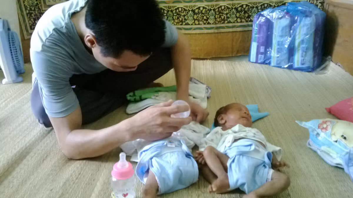Bố cháu bé phải ở nhà chăm các cháu trong tình trạng: không tiền, không sữa, không bỉm và thiếu kiến thức.