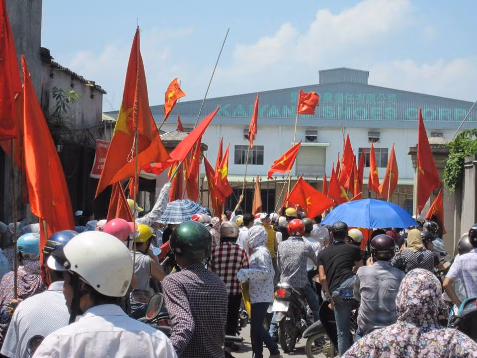 Đoàn công nhân đã tập trung tại cổng công ty Kainan trên đường Hoàng Quốc Việt lúc 13 - 14h, làm đoạn đường này bị tắc nghẽn. Ước tính, gần vạn công nhân tham gia diễu hành, phản đối Trung Quốc đưa giàn khoan vào vùng biển Việt Nam.