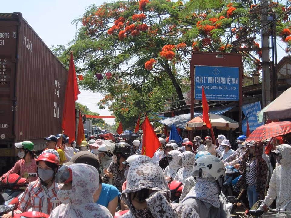 Từ 6h, công nhân làm việc trong các công ty, nhà máy của Trung Quốc tại huyện Quỳnh Phụ, tỉnh Thái Bình, với cờ đỏ sao vàng, đã tụ tập tuần hành đến các công ty của Trung Quốc trên địa bàn để yêu cầu Trung Quốc rút giàn khoan về nước.
