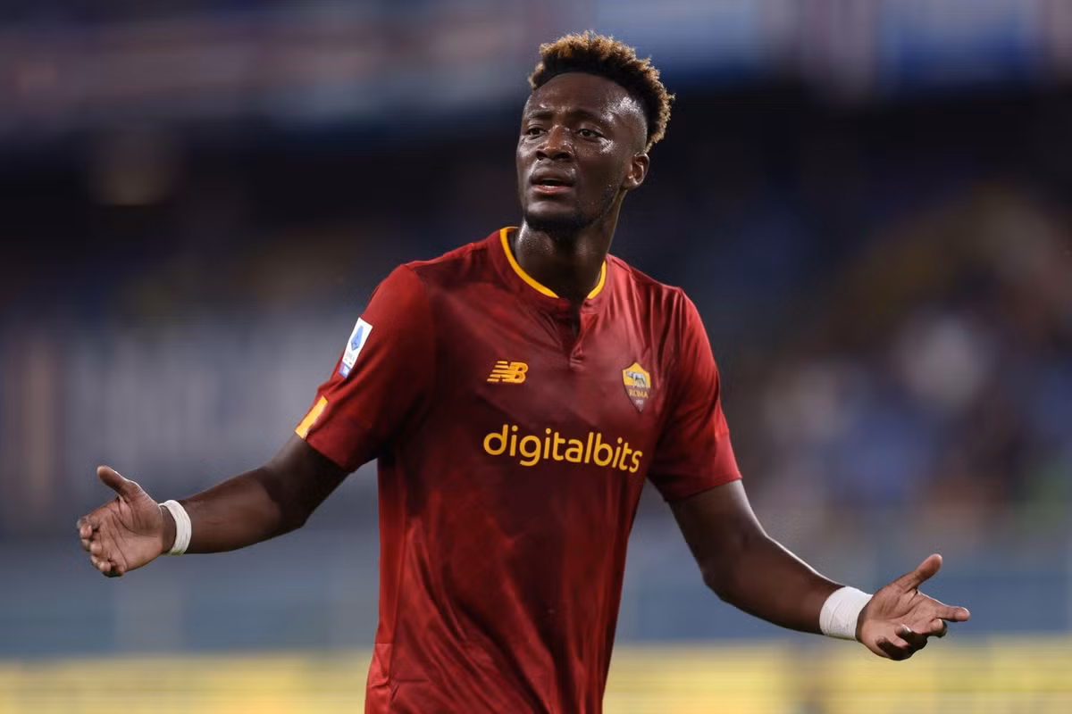 Tammy Abraham (AS Roma): Abraham lên tuyển ở đợt triệu tập gần đây, nhưng chưa thể hiện được nhiều. Mùa này, cựu sao Chelsea chỉ mới ghi 2 bàn sau 11 trận tại Serie A. Nếu không cải thiện phong độ ở các trận tới, Abraham khó có cơ hội dự World Cup 2022.