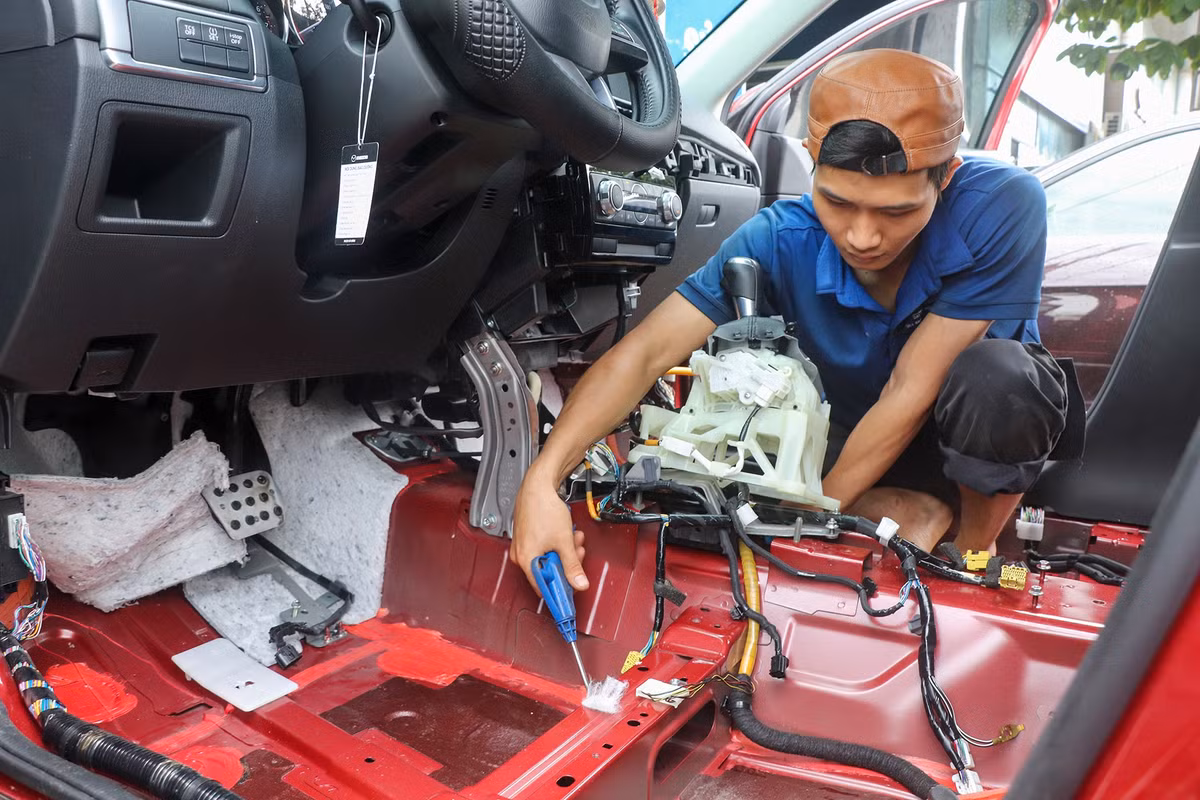 Dù chủ nhật, các garage vẫn huy động lực lượng làm việc tối đa để sửa xe cho khách.