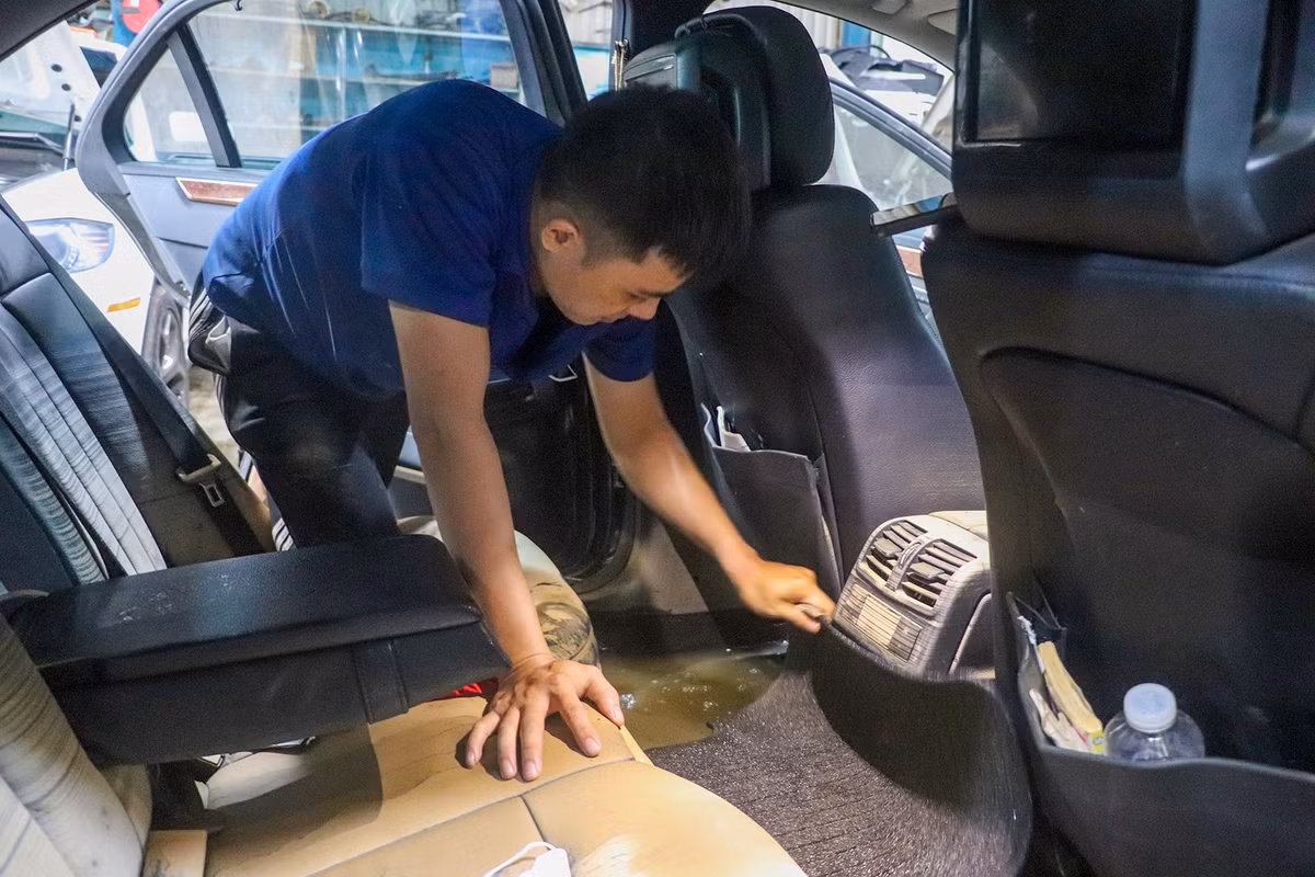 Anh Lê Minh Quốc (chủ một garage) cho biết, đến nay chưa thống kê hết số lượng xe đưa đến xưởng sửa chữa. Ngoài ra, khách đặt lịch đưa thợ xử lý tại nhà. "Chiếc Mercedes E300 được xe cứu hộ kéo từ trên khu vực bến xe về chỗ tôi. Chiếc xe này bị hư hỏng nặng do bùn đất tràn vào cả khoang máy, khoang nội thất. Sáng nay nhân viên phải tháo nội thất để vệ sinh sạch sẽ trước khi sửa chữa", anh Quốc nói.