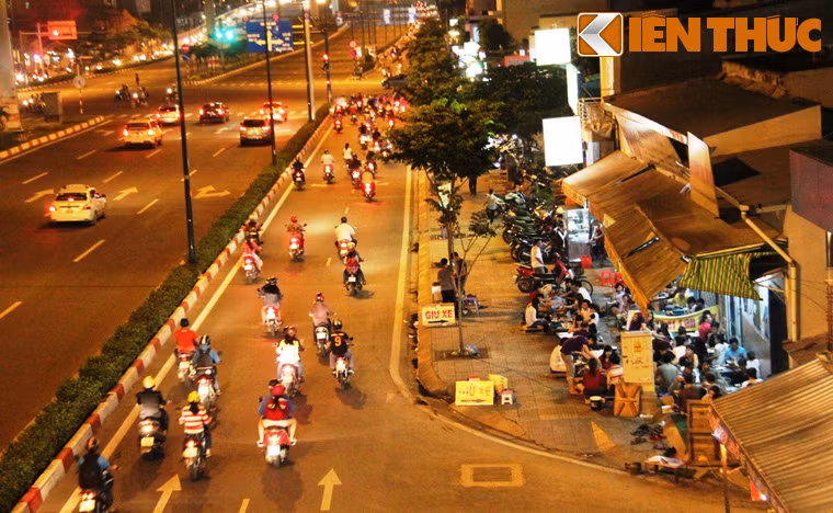 Tuyến đường này được đưa vào sử dụng đã biến vùng đất lầy lội năm xưa "lột xác". Sau hơn 1 năm, trục đường đi qua địa bàn quận Gò Vấp và quận Bình Thạnh đã có hàng trăm quán nhậu hoạt động về đêm vô cùng tấp nập.