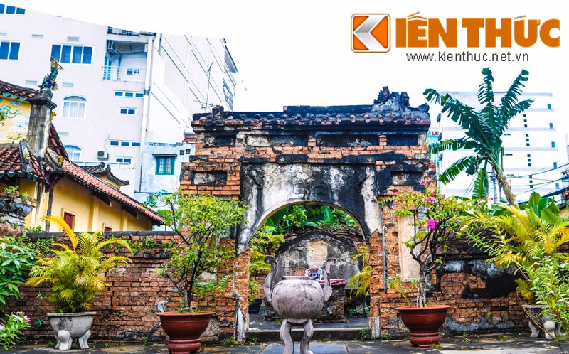Trương Tấn Bửu (1752-1827) có tên khác là Trương Tấn Long là một danh tướng của chúa Nguyễn Phúc Ánh. Ông được phong tước Long Vân Hầu và được người đương thời liệt vào Ngũ hổ tướng Gia Định.