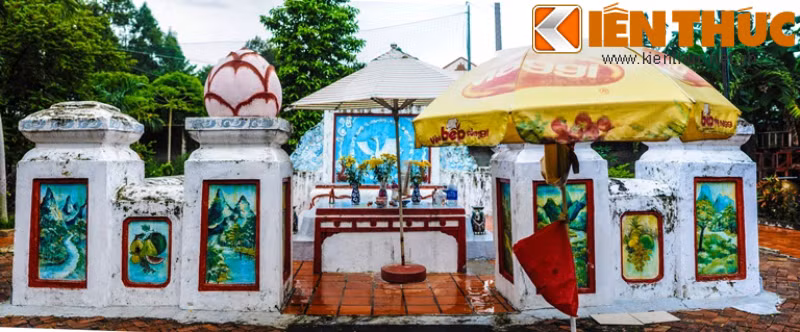 Mặt bằng kiến trúc lăng hình chữ nhật, kích thước dài 9,7m, rộng 8,5m bao gồm tổng thể các cấu kiện kiến trúc, gồm: Bình phong tiền, cửa lăng, sân tế, cửa mộ, nhang án, nấm mộ và bình phong hậu. Kiến trúc lăng mộ được bao quanh bởi hệ thống tường thành với kích thước dày trung bình 0,8m và cao trung bình 1,1m.