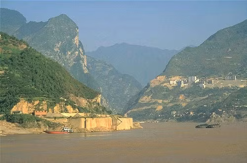 4. Trận Tuy Dương: Trận Tuy Dương là cuộc chiến giữa nhà Đường và chính quyền Đại Yên (một phần của loạn An Sử) xảy ra vào năm 757. Trong cuộc chiến, quân Yên cố gắng vây hãm khu vực Tuy Dương để mở đường vào đánh chiếm Giang Hoài. Quân nhà Đường chỉ có 7.000 binh lính nhưng quân Yên có tới 150.000.